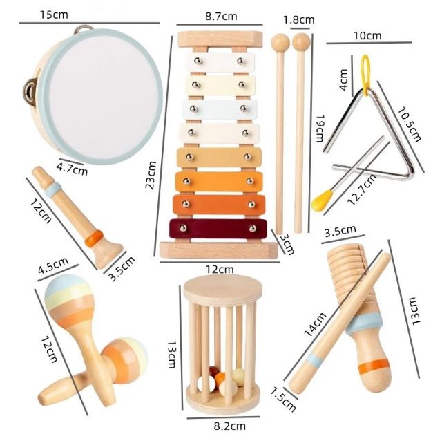 Dimensions d'un set musical en bois pour enfants, incluant tambourin, xylophone, maracas, triangle et autres instruments de musique, parfait pour l'éveil musical des tout-petits.