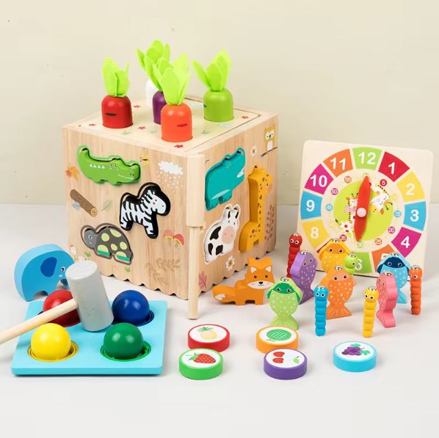 Cube d'activité bébé montessori en bois avec des animaux à encastrer, des carottes à tirer, un jeu de marteau et un cadran d'horloge pour stimuler la motricité et l'apprentissage des tout-petits.