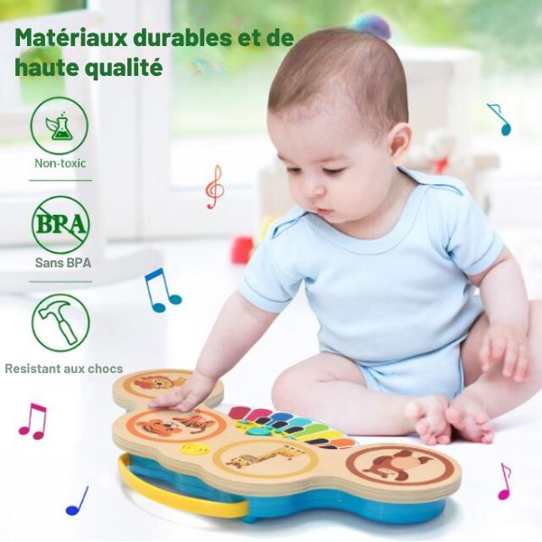 Bébé jouant avec un piano en bois pour bébé de 2 ans, fabriqué avec des matériaux durables et non toxiques, sans BPA et résistant aux chocs