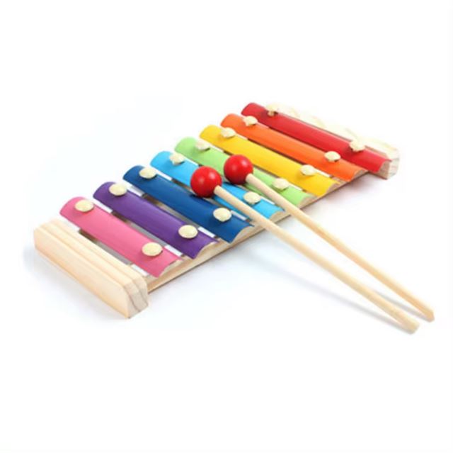 Xylophone composé de 8 notes multi-couleurs et comprenant deux baguettes.