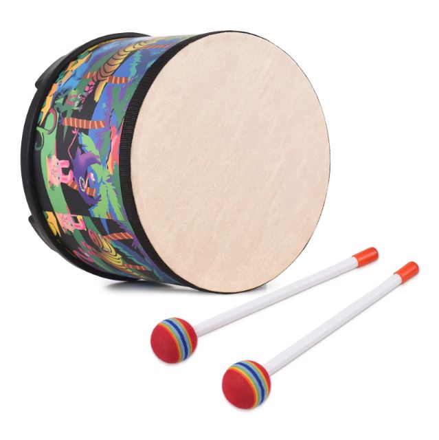 Tambour pour enfant dès 3 ans avec deux baguettes rouges, doté de motifs d'animaux colorés et d'une surface de percussion en bois.