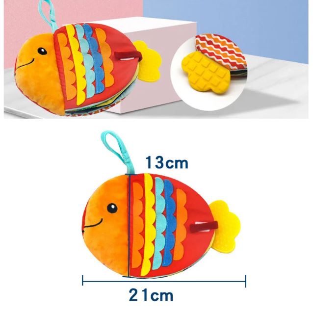 Livre Montessori bébé en forme de poisson avec dimensions 13x21 cm, comprenant des textures colorées et un élément en caoutchouc représentant la queue du poisson.