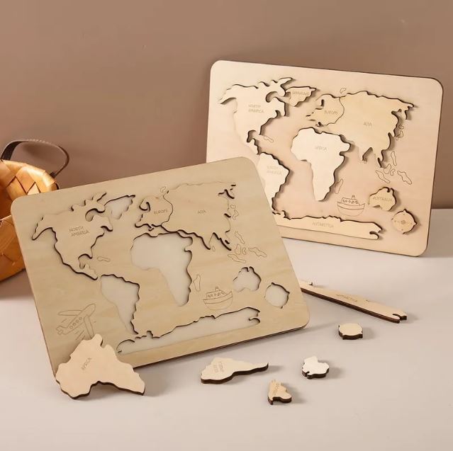 Puzzle du monde Montessori en bois, avec des continents détachables pour un apprentissage géographique interactif.