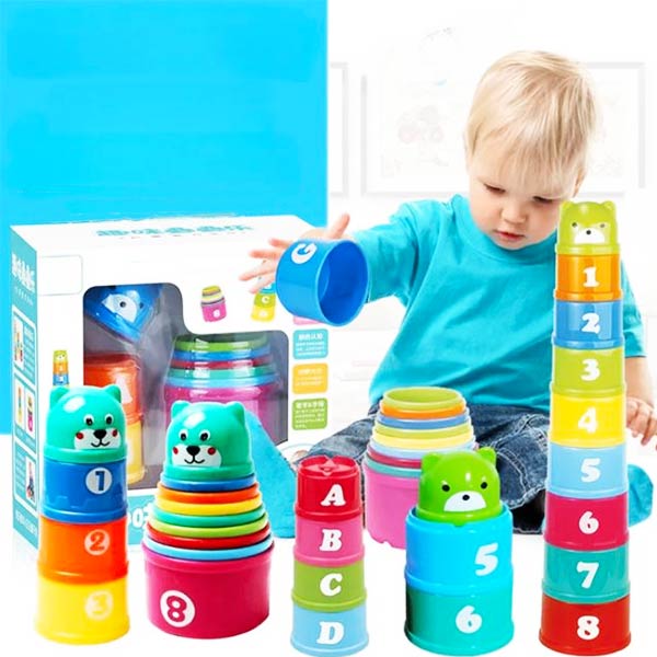 Un enfant jouant avec des gobelets empilables colorés et numérotés, parfaits pour apprendre les chiffres tout en développant la coordination et la motricité fine.