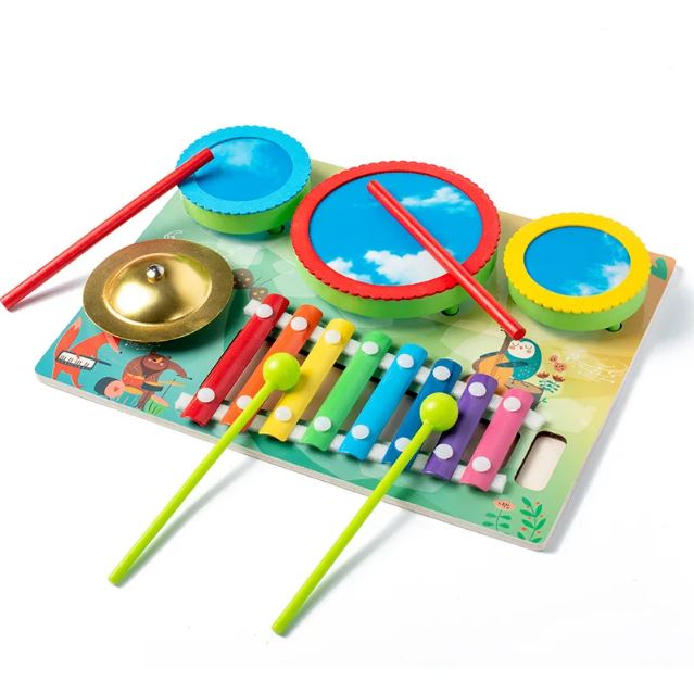 Table musicale pour enfants avec xylophone, tambours et cymbale colorés.