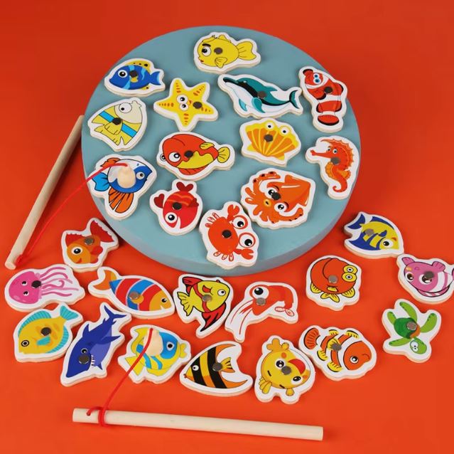 Jeu de pêche magnétique avec des poissons en bois, offrant aux enfants une activité ludique pour développer leur coordination et précision.