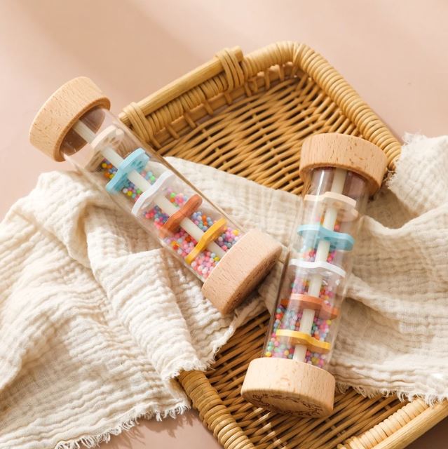 Bâtons de pluie pour enfant en bois, avec des perles multicolores et des engrenages ludiques, conçus pour développer la motricité et éveiller les sens.