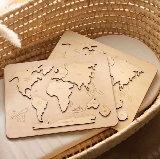 Puzzle des continents Montessori en bois, offrant une exploration tactile et éducative des différentes régions du monde pour les enfants en bas-âge.