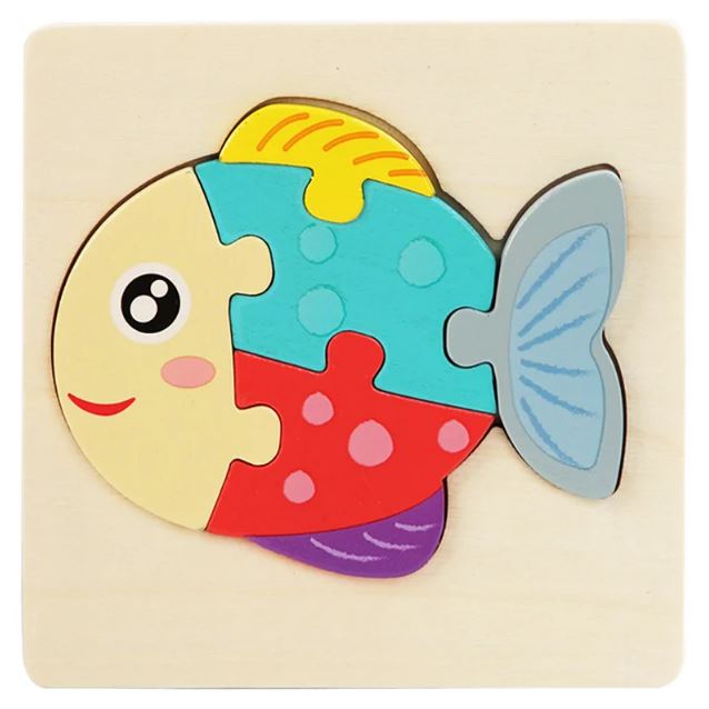 Puzzle à encastrer pour bébé en bois représentant un poisson coloré, idéal pour développer la motricité et la coordination des jeunes enfants.