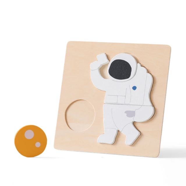 Puzzle 4 pièces représentant un astronaute en bois, parfait pour développer la coordination et la motricité des jeunes enfants.