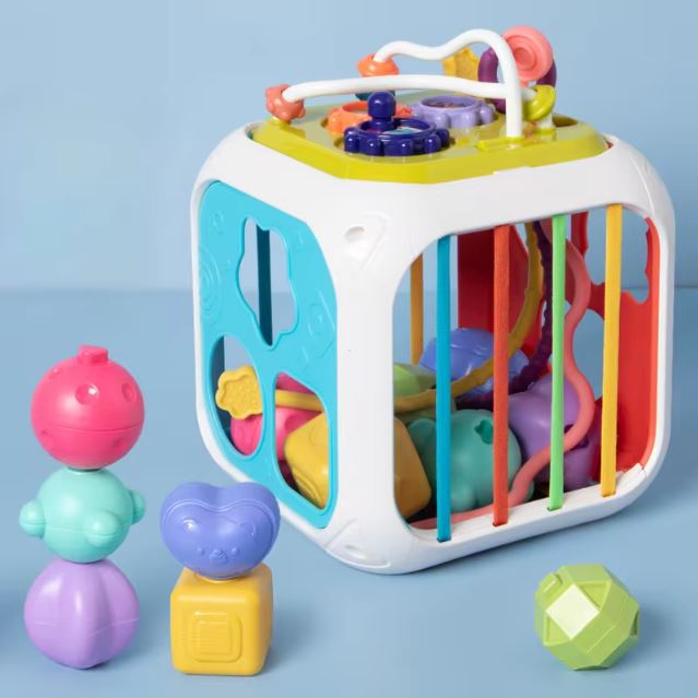 Cube sensoriel pour bébé avec formes colorées à empiler, trieur de formes, labyrinthe de perles et éléments interactifs, conçu pour développer la motricité et les sens des tout-petits.