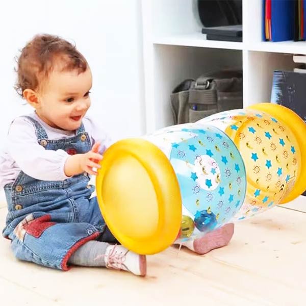 Bébé qui joue avec un rouleau gonflable, parfait pour stimuler la coordination et l’éveil sensoriel chez les tout-petits grâce à des mouvements de roulis et de rebonds captivants.