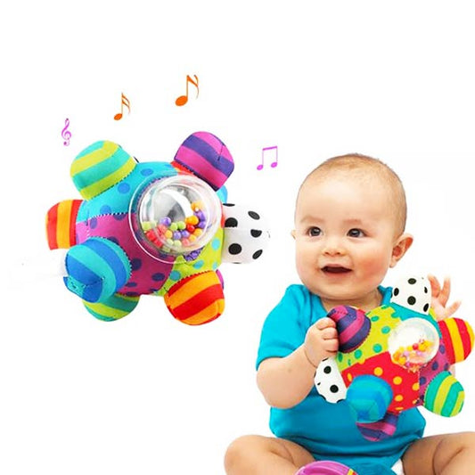 Bébé jouant avec une balle d'éveil colorée et musicale, idéale pour stimuler les sens et développer la motricité.