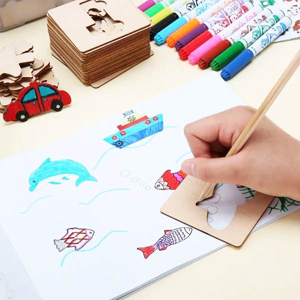 Activité de dessin pour enfant avec pochoirs à dessin, comprenant des formes variées pour encourager la créativité et le développement artistique.