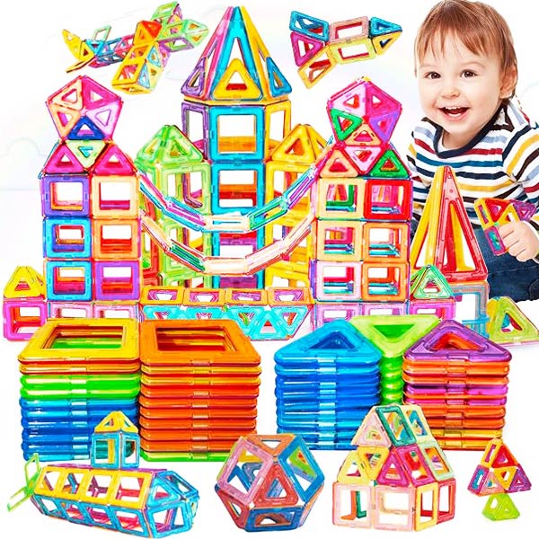 Ensemble coloré de jeu de construction magnétique, permettant aux enfants de créer des structures variées avec des formes géométriques magnétiques.