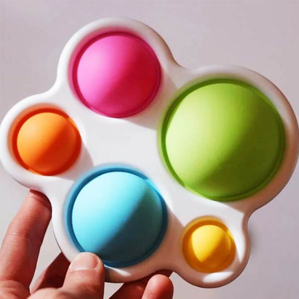 Pop it pour bébé avec des bulles colorées et texturées, parfait pour stimuler les sens et offrir un moment de jeu interactif et éducatif pour les tout-petits.