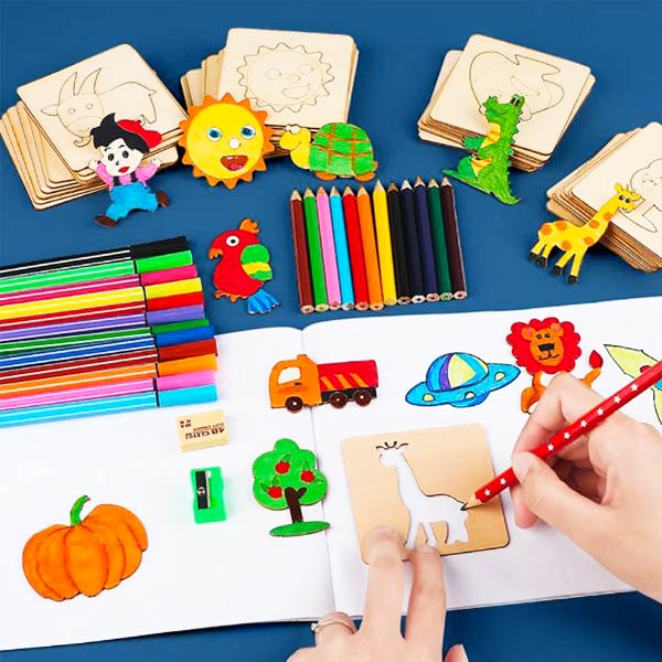 Set d’activités créatives pour enfants avec pochoirs à dessin, crayons et marqueurs colorés, permettant de tracer et colorier différentes formes et personnages.