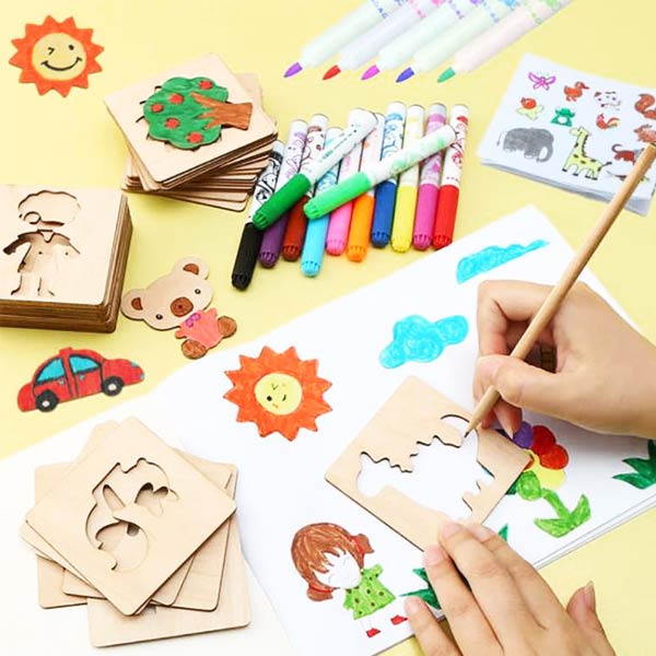 Enfant utilisant des pochoirs à dessin en bois pour créer des illustrations colorées, entouré de feutres et de crayons, idéal pour stimuler la créativité et l'apprentissage artistique.