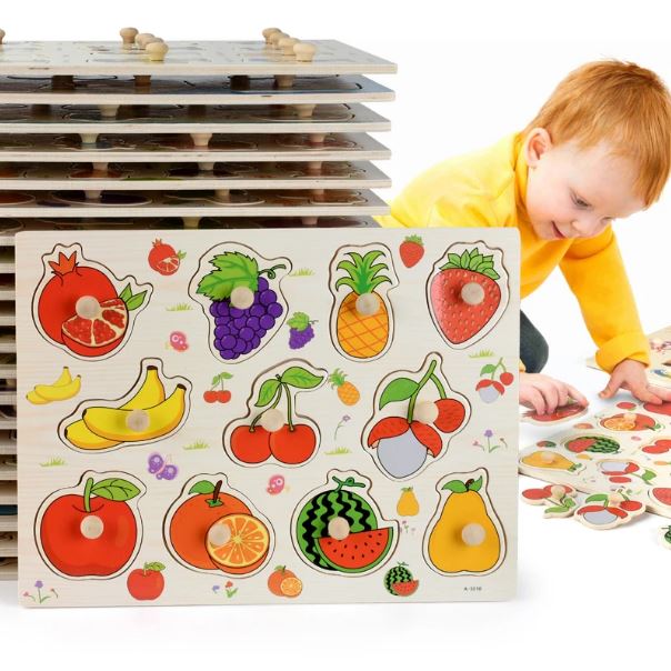 Puzzle Montessori en bois représentant des fruits, conçu pour aider les touts-petits à reconnaître les formes et les couleurs tout en développant leur motricité fine.